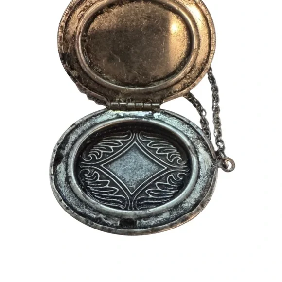 Vintage Large Locket Necklace 2.5 inches long - Picture 3 of 7